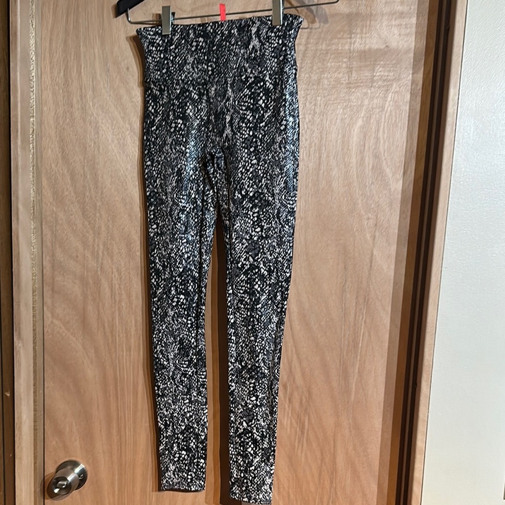 Spanx Small Black And White Patterned Leggings - image 1